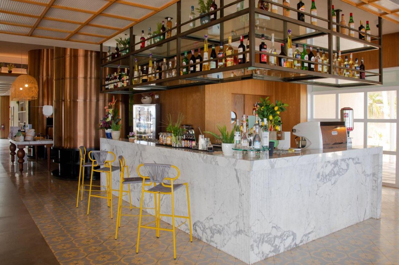 فندق لو ميريديان إلموريس بوينتي أو بيتشيز المظهر الخارجي الصورة The bar at the restaurant
