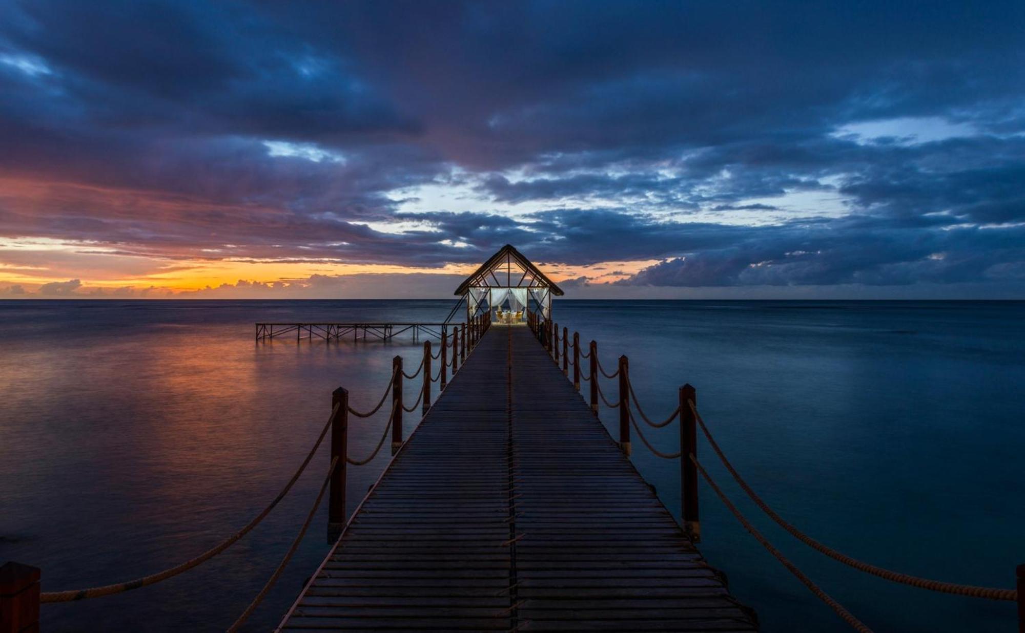 فندق لو ميريديان إلموريس بوينتي أو بيتشيز المظهر الخارجي الصورة Sunset at the jetty