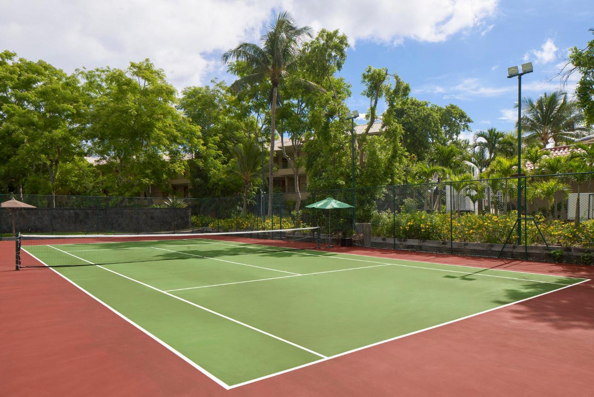 فندق لو ميريديان إلموريس بوينتي أو بيتشيز المظهر الخارجي الصورة Tennis court at the resort